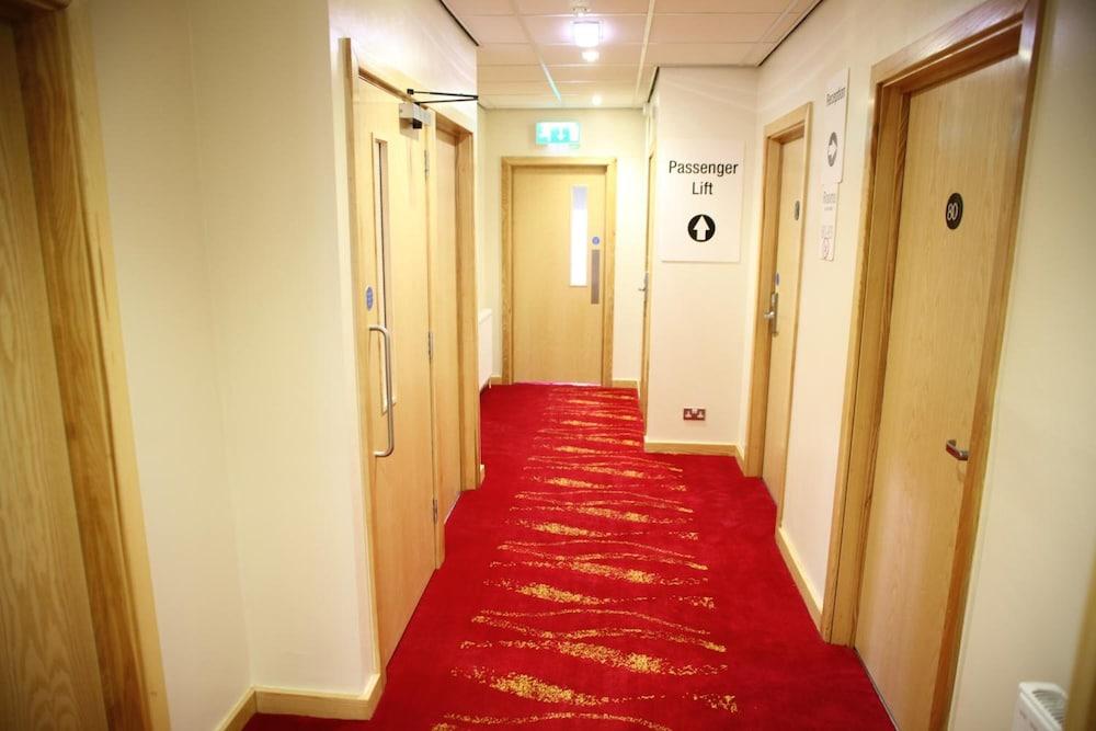 Cambridge Hotel Huddersfield Exterior foto