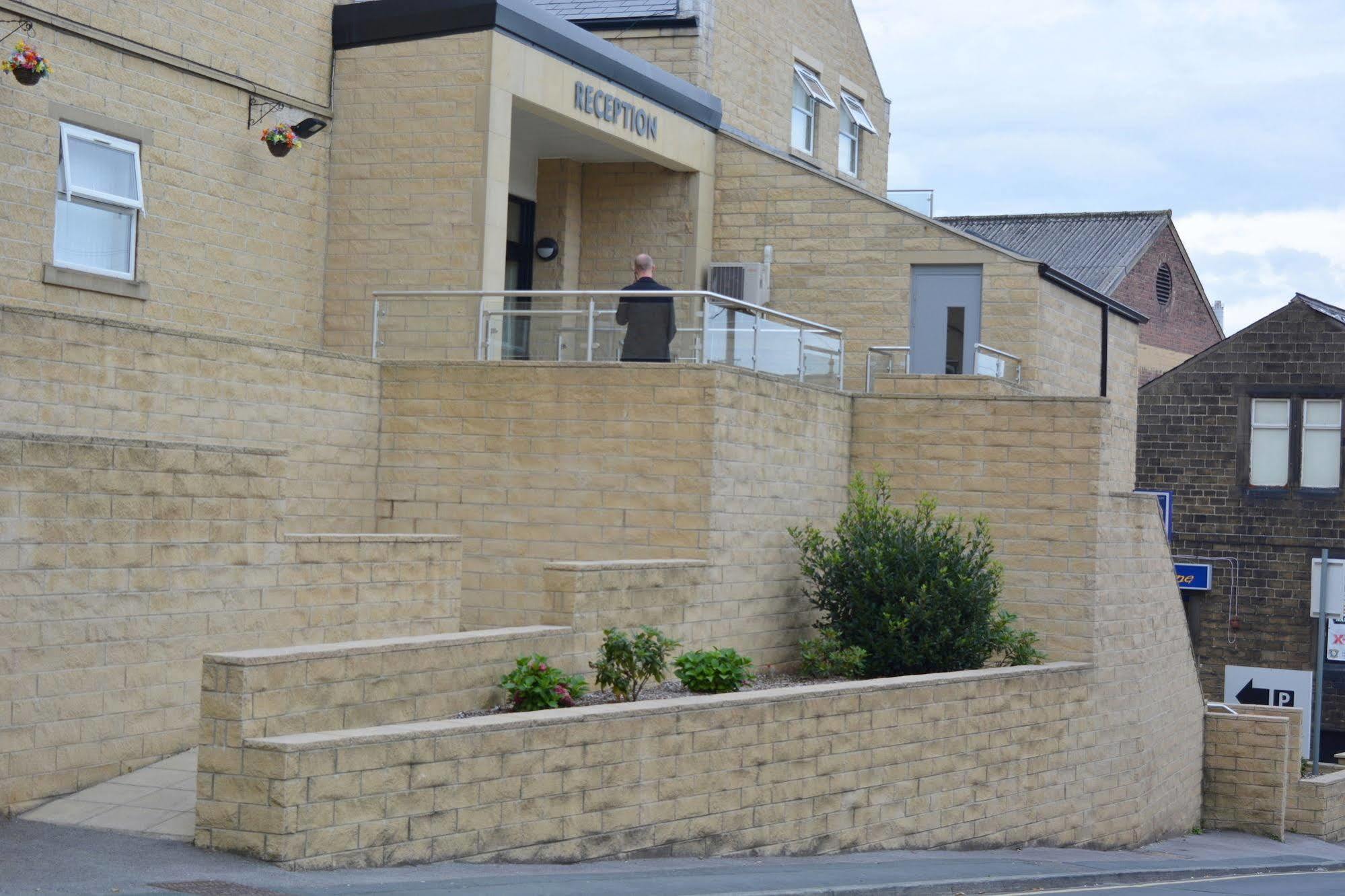 Cambridge Hotel Huddersfield Exterior foto